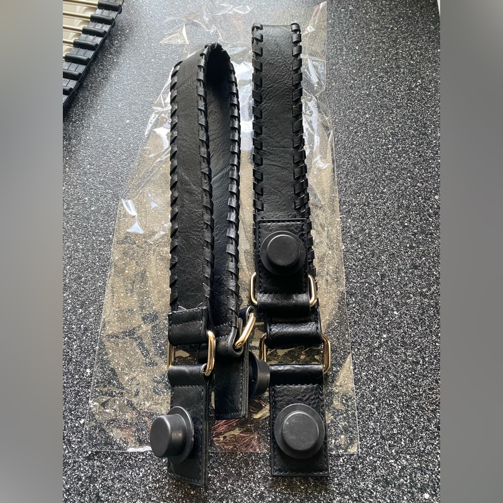 Black Versa Tote straps